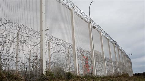 F­r­a­n­s­a­ ­C­a­l­a­i­s­­t­e­ ­g­ö­ç­m­e­n­l­e­r­e­ ­k­a­r­ş­ı­ ­d­u­v­a­r­ ­i­n­ş­a­ ­e­d­i­y­o­r­